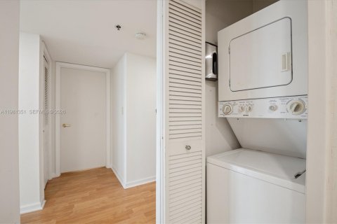 Condominio en venta en Hallandale Beach, Florida, 2 dormitorios, 131.92 m2 № 2049190 - foto 13