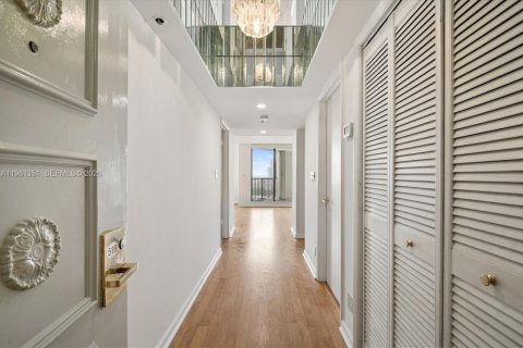 Condominio en Hallandale Beach, Florida, 2 dormitorios  № 2049190