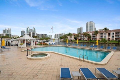 Condominio en venta en Hallandale Beach, Florida, 2 dormitorios, 131.92 m2 № 2049190 - foto 18