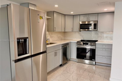 Снять в аренду кондоминиум в Майами, Флорида 3 спальни, 119.84м2, № 2031413 - фото 1