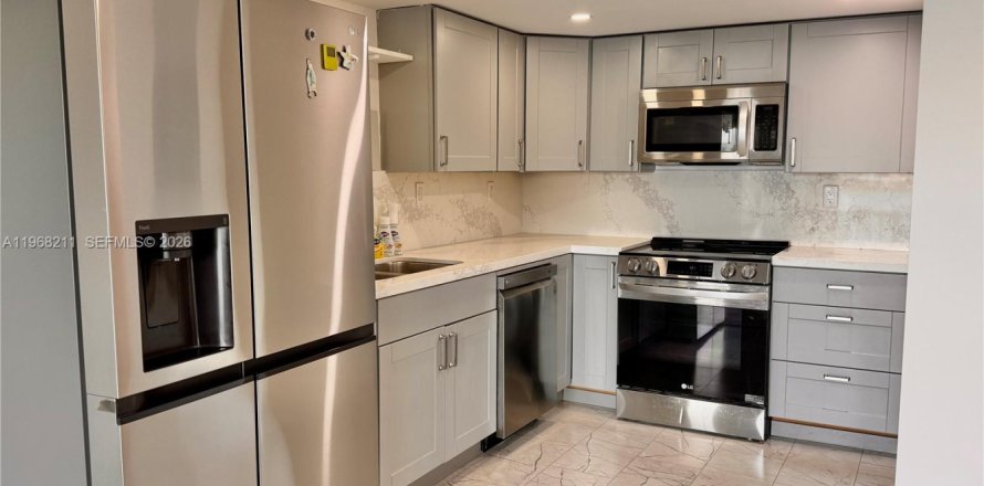 Кондоминиум с 3 спальнями в Майами, Флорида № 2031413