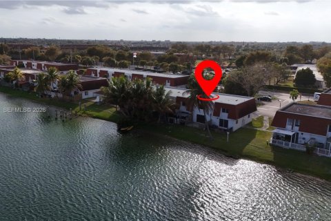 Снять в аренду кондоминиум в Майами, Флорида 3 спальни, 119.84м2, № 2031413 - фото 24