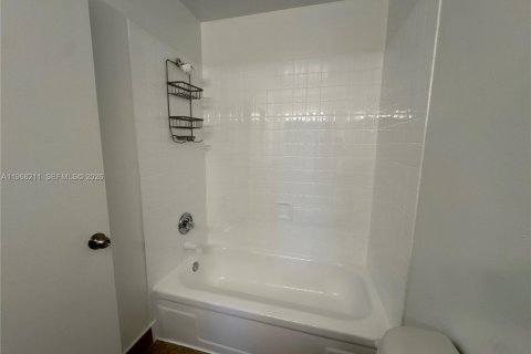 Снять в аренду кондоминиум в Майами, Флорида 3 спальни, 119.84м2, № 2031413 - фото 15