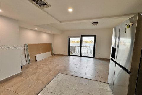 Снять в аренду кондоминиум в Майами, Флорида 3 спальни, 119.84м2, № 2031413 - фото 2
