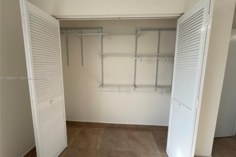 Снять в аренду кондоминиум в Майами, Флорида 3 спальни, 119.84м2, № 2031413 - фото 18