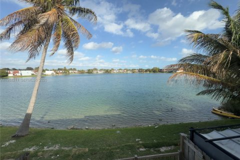 Снять в аренду кондоминиум в Майами, Флорида 3 спальни, 119.84м2, № 2031413 - фото 6