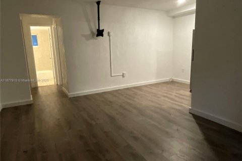 Appartement à louer à Miami, Floride: 22 chambres, 69.68 m2 № 1922848 - photo 3