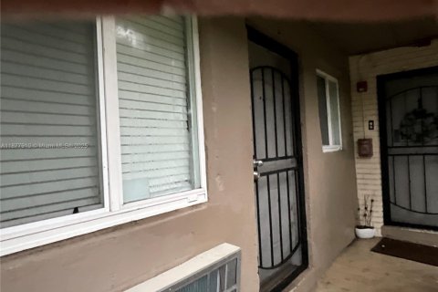 Appartement à louer à Miami, Floride: 22 chambres, 69.68 m2 № 1922848 - photo 1