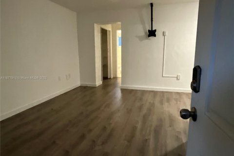 Appartement à louer à Miami, Floride: 22 chambres, 69.68 m2 № 1922848 - photo 2