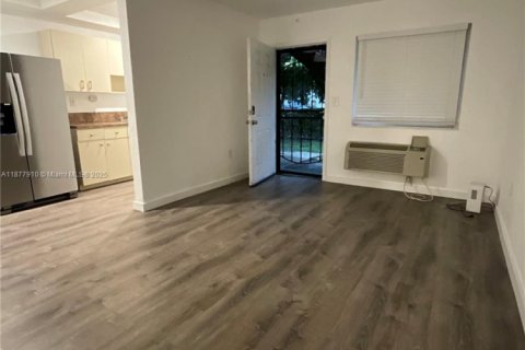 Appartement à louer à Miami, Floride: 22 chambres, 69.68 m2 № 1922848 - photo 4