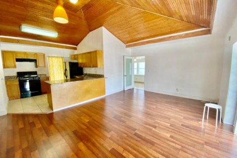 Casa en alquiler en Miami, Florida, 3 dormitorios, 119.84 m2 № 1971561 - foto 7