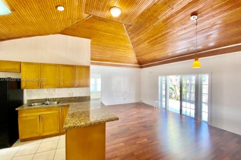 Casa en alquiler en Miami, Florida, 3 dormitorios, 119.84 m2 № 1971561 - foto 2