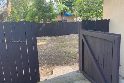 Casa en alquiler en Miami, Florida, 3 dormitorios, 119.84 m2 № 1971561 - foto 13