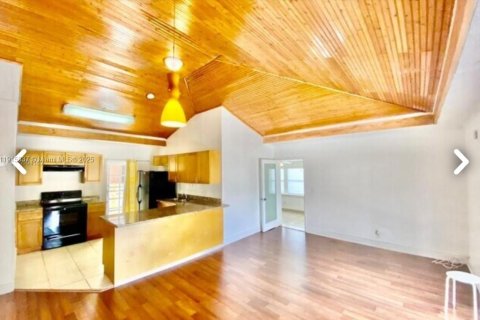 Casa en alquiler en Miami, Florida, 3 dormitorios, 119.84 m2 № 1971561 - foto 21