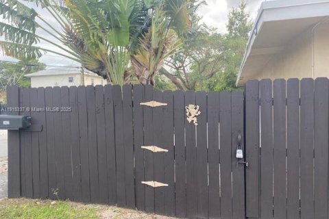 Casa en alquiler en Miami, Florida, 3 dormitorios, 119.84 m2 № 1971561 - foto 11