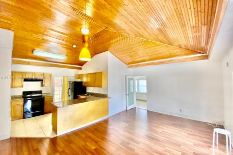 Casa en alquiler en Miami, Florida, 3 dormitorios, 119.84 m2 № 1971561 - foto 3