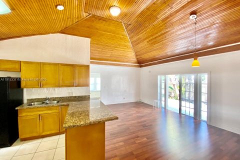 Casa en alquiler en Miami, Florida, 3 dormitorios, 119.84 m2 № 1971561 - foto 4
