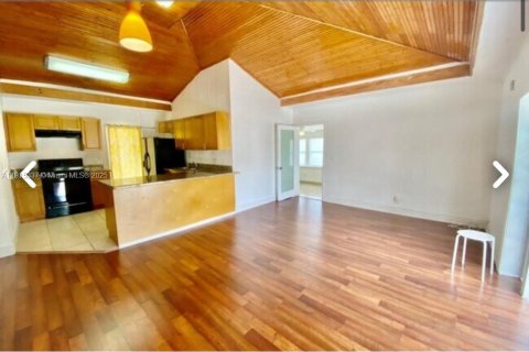 Casa en alquiler en Miami, Florida, 3 dormitorios, 119.84 m2 № 1971561 - foto 22