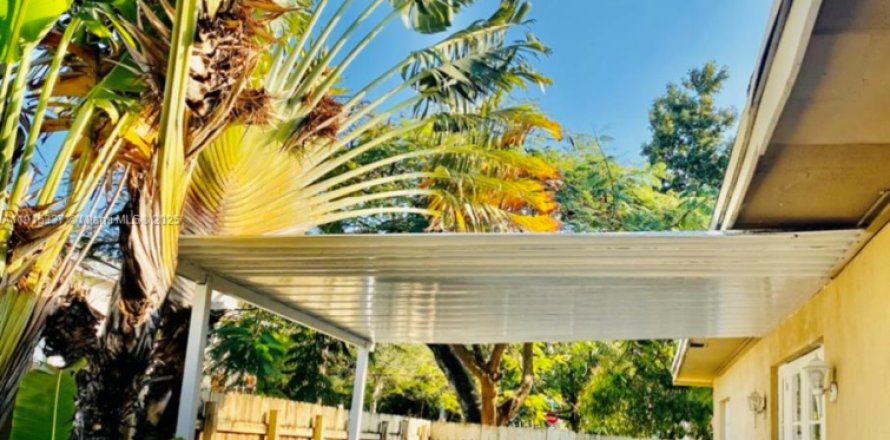 Casa en Miami, Florida 3 dormitorios, 119.84 m2 № 1971561