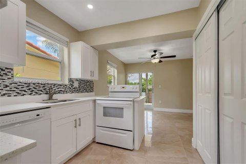 Снять в аренду виллу или дом в Катлер-Бей, Флорида 2 спальни, 98.1м2, № 1990862 - фото 13