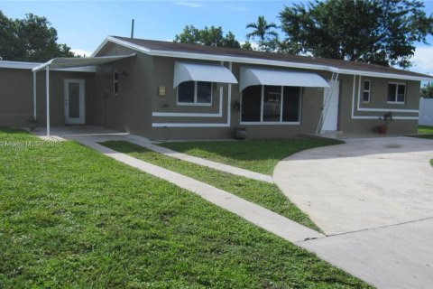 Villa ou maison à louer à West Park, Floride: 5 chambres, 209.03 m2 № 1946877 - photo 1