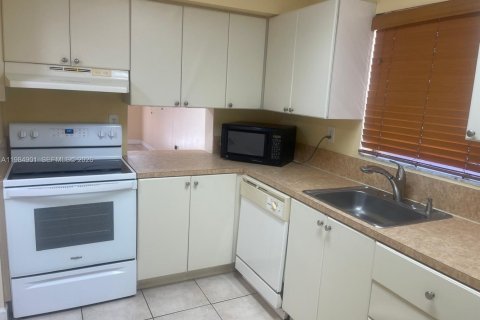 Кондоминиум с 2 спальнями в Майами, Флорида № 2045912