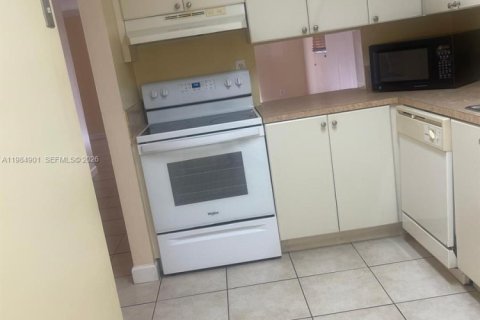 Купить кондоминиум в Майами, Флорида 2 спальни, 105.91м2, № 2045912 - фото 16