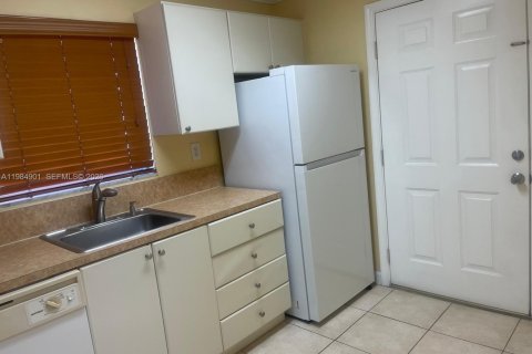 Купить кондоминиум в Майами, Флорида 2 спальни, 105.91м2, № 2045912 - фото 2