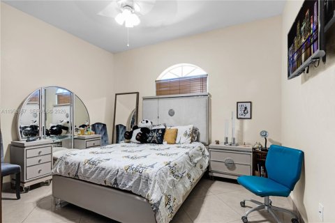 House in Miami, Florida 5 bedrooms, 308.34 sq.m. № 2087937 - photo 23