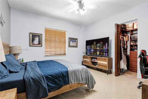 House in Miami, Florida 5 bedrooms, 308.34 sq.m. № 2087937 - photo 20