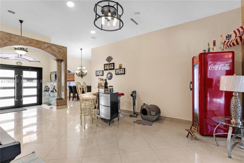 House in Miami, Florida 5 bedrooms, 308.34 sq.m. № 2087937 - photo 4