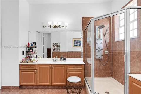 House in Miami, Florida 5 bedrooms, 308.34 sq.m. № 2087937 - photo 18