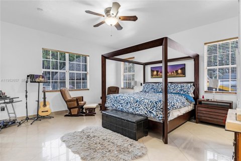 House in Miami, Florida 5 bedrooms, 308.34 sq.m. № 2087937 - photo 13