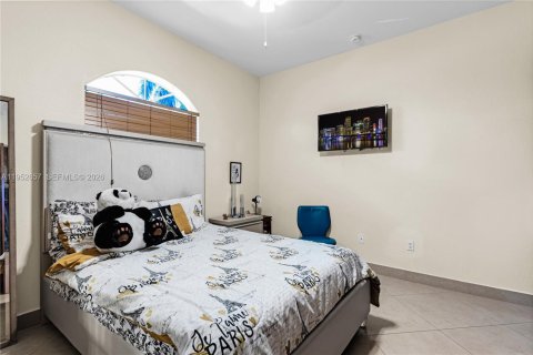 House in Miami, Florida 5 bedrooms, 308.34 sq.m. № 2087937 - photo 24
