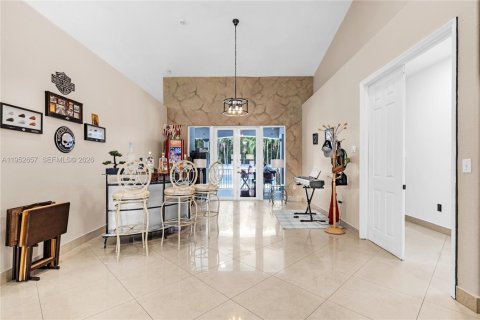 House in Miami, Florida 5 bedrooms, 308.34 sq.m. № 2087937 - photo 3