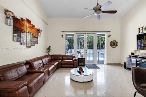 House in Miami, Florida 5 bedrooms, 308.34 sq.m. № 2087937 - photo 12