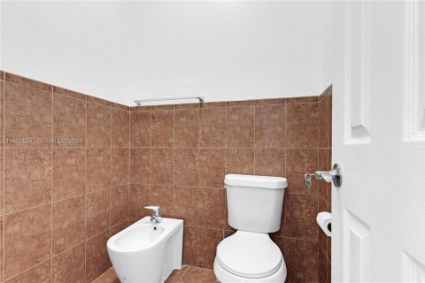 House in Miami, Florida 5 bedrooms, 308.34 sq.m. № 2087937 - photo 19