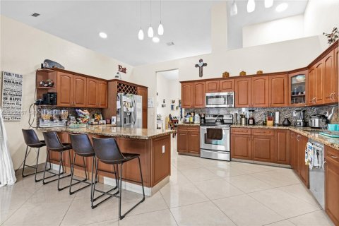 House in Miami, Florida 5 bedrooms, 308.34 sq.m. № 2087937 - photo 7