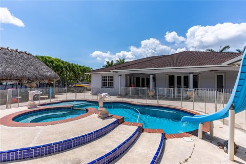House in Miami, Florida 5 bedrooms, 308.34 sq.m. № 2087937 - photo 29