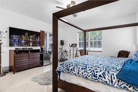 House in Miami, Florida 5 bedrooms, 308.34 sq.m. № 2087937 - photo 14