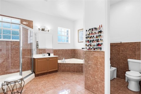 House in Miami, Florida 5 bedrooms, 308.34 sq.m. № 2087937 - photo 16