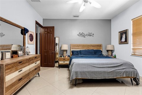 House in Miami, Florida 5 bedrooms, 308.34 sq.m. № 2087937 - photo 22