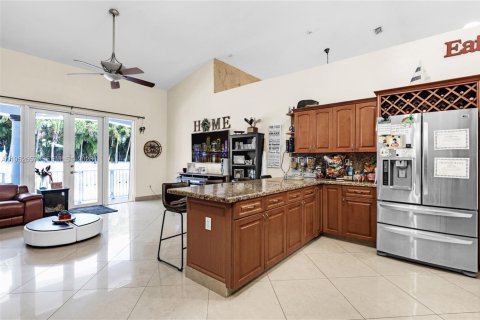 House in Miami, Florida 5 bedrooms, 308.34 sq.m. № 2087937 - photo 9