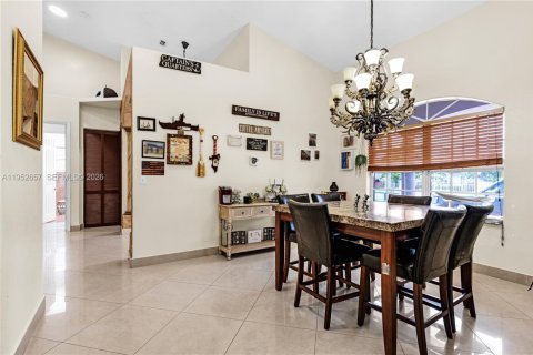House in Miami, Florida 5 bedrooms, 308.34 sq.m. № 2087937 - photo 6