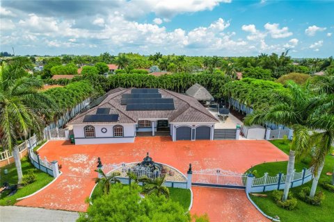 House in Miami, Florida 5 bedrooms, 308.34 sq.m. № 2087937