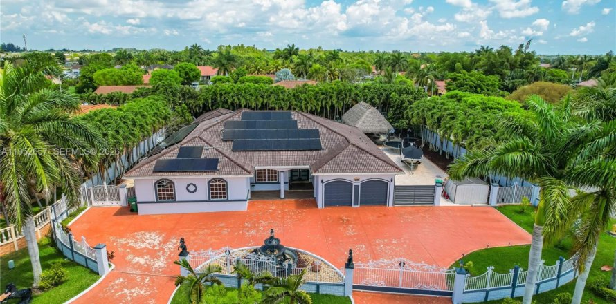 House in Miami, Florida 5 bedrooms, 308.34 sq.m. № 2087937