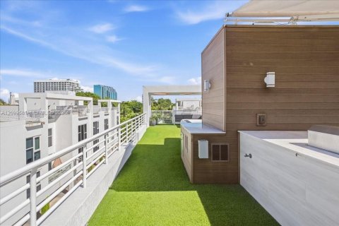 Touwnhouse à vendre à Miami, Floride: 3 chambres, 207.73 m2 № 2397466 - photo 10