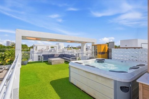 Touwnhouse à vendre à Miami, Floride: 3 chambres, 207.73 m2 № 2397466 - photo 4