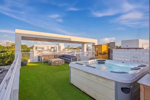 Touwnhouse à vendre à Miami, Floride: 3 chambres, 207.73 m2 № 2397466 - photo 2