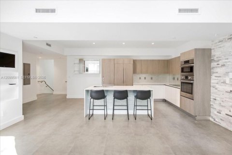 Touwnhouse à vendre à Miami, Floride: 3 chambres, 207.73 m2 № 2397466 - photo 22